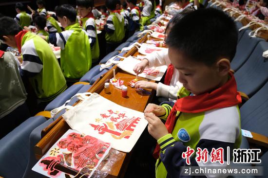 10月27日，学生在空白托特包上用彩笔手绘。曹丹&nbsp;摄