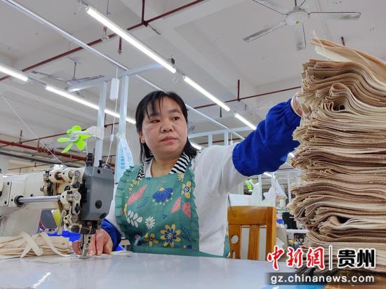 贵州松桃赶制箱包订单忙 贵州松桃赶制箱包订单忙