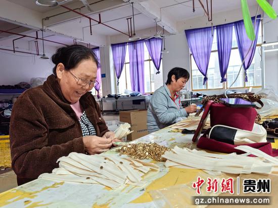 贵州松桃赶制箱包订单忙 贵州松桃赶制箱包订单忙