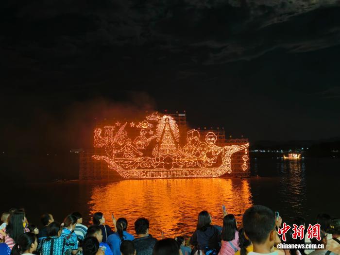 泰国灯船节：湄公河畔灯火璀璨 传统文化焕发旅游活力