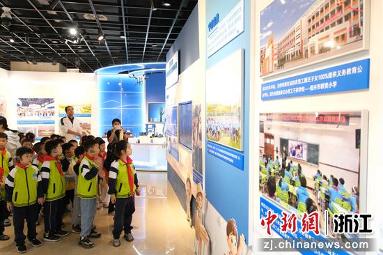 10月27日，学生参观《共同富裕“浙”里先行》档案专题展。曹丹&nbsp;摄