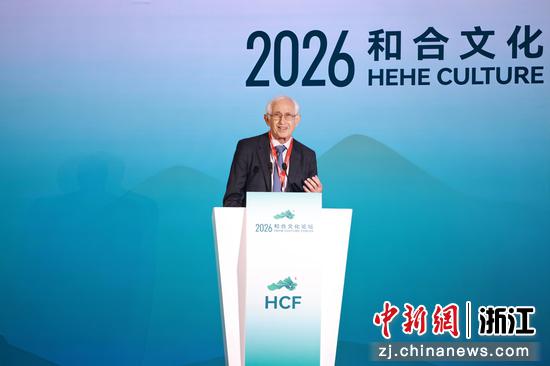 图为：10月27日，英国社会科学院院士、北京师范大学教授罗伯特·沃克发表主旨演讲。中新社记者 孙杨洋 摄