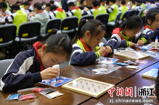 10月27日，学生借助五谷杂粮拼豆材料，拼贴出长城等图案。曹丹&nbsp;摄