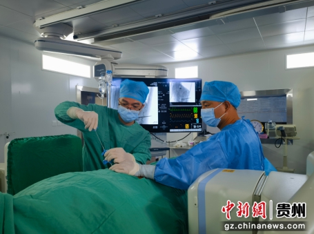 图为疼痛科帮扶专家植钟贵（左）开展手术示教。松桃苗族自治县融媒体中心供图