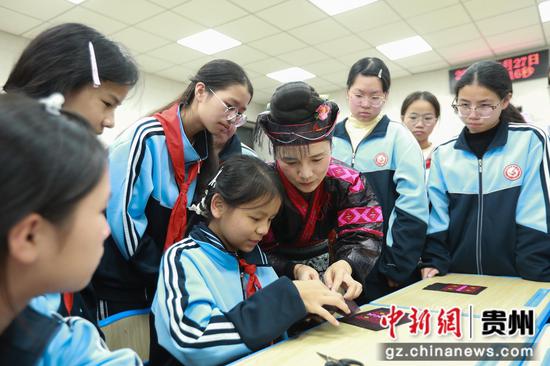 10月27日，省级代表性传承人杨丽在剑河县第五中学社团教室与学生交流苗族刺绣（红绣）技艺。