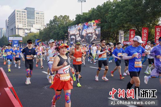 2025年11月2日，2025杭州马拉松鸣枪开跑，3.2万人分别参加全程马拉松、半程马拉松项目。肖健&nbsp;摄