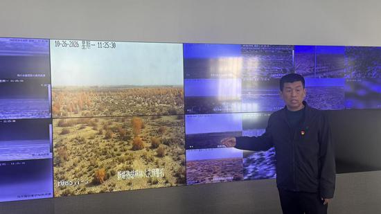 和硕县林草局党组书记、副局长陈培其在森林防火视频监控系统平台监控室作介绍。