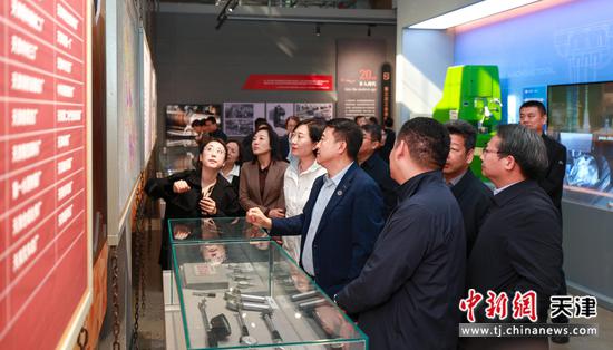 图为与会人员参观天津机床工业博物馆。（天津城建大学供图）