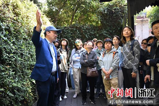 图为：仲向平带领市民参访北山街。王刚 摄