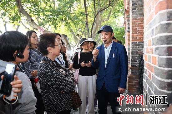 图为：仲向平为市民讲解。王刚 摄