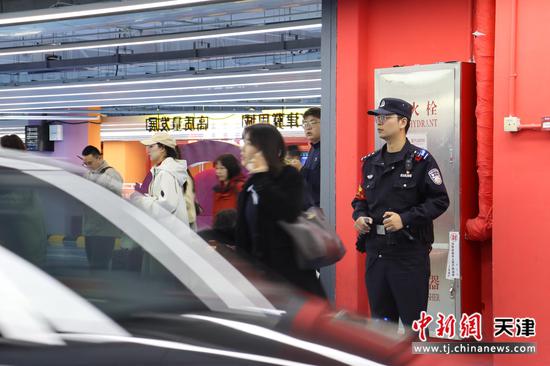 图为北京铁路公安局天津公安处天津西站派出所民警正在地下智慧网约车上车点站岗执勤。(北京铁路公安局天津公安处供图) 图为北京铁路公安局天津公安处天津西站派出所民警正在地下智慧网约车上车点站岗执勤。(北京铁路公安局天津公安处供图)
