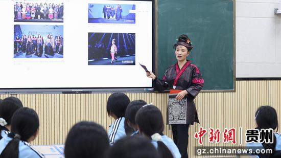 10月27日，省级代表性传承人杨丽在剑河县第五中学社团教室为学生授课。