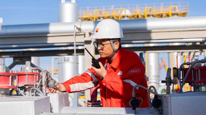 采油二厂八区530井区二氧化碳混相驱先导试验站，工作人员正核查工艺运行参数。冶表  摄