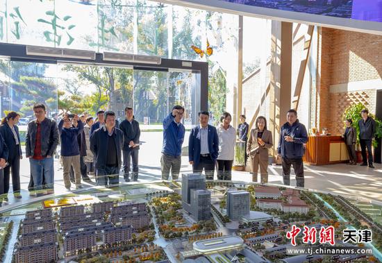 图为与会人员参观园区。（天津城建大学供图）