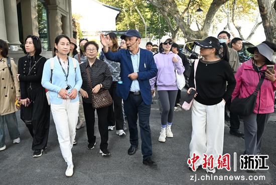 图为：仲向平带领市民参访北山街。王刚 摄