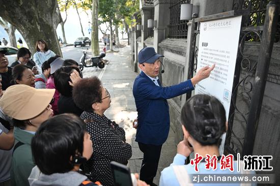 图为：仲向平带领市民参访春润庐。王刚 摄