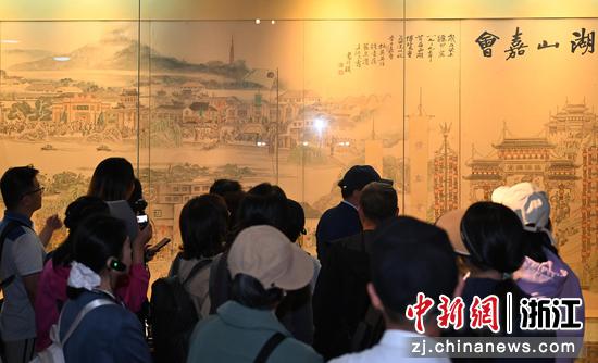 图为：活动参与者观看西湖《湖山嘉会》。王刚 摄