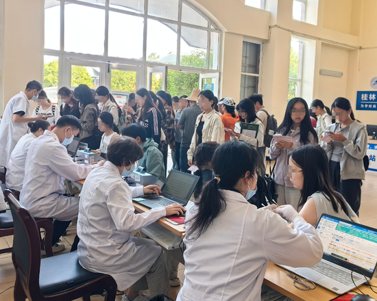图为HPV疫苗惠民专场走进桂林。张嘉明 摄 图为HPV疫苗惠民专场走进桂林。张嘉明 摄