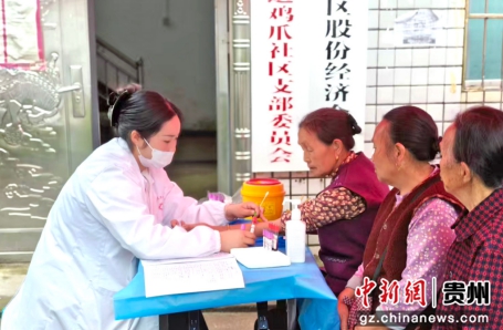 图为蓼皋街道社区卫生服务中心医务人员为老年人采血。石乔清摄