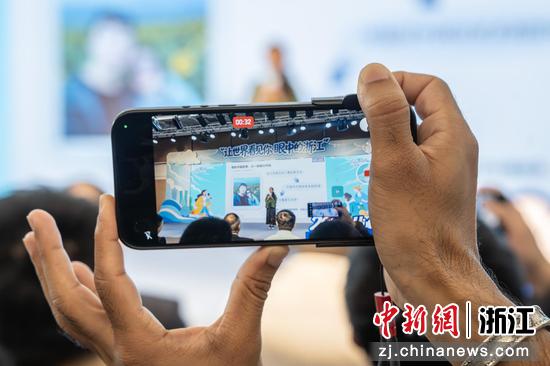 10月29日，观众记录活动的精彩瞬间。中新社记者 吴君毅 摄