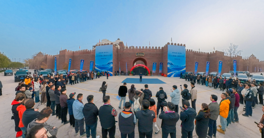 双线奔赴昆仑 2026新疆公路旅行大会自驾车队抵达和田