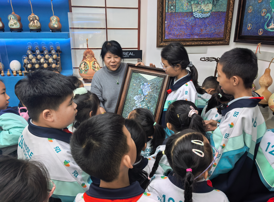 图为乌鲁木齐市第126中学开展特色社团活动。乌鲁木齐市第126中学供图