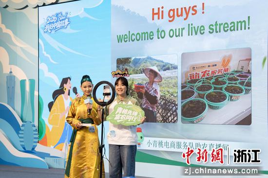 图为来自蒙古国的留学生明美（左）讲述自己参与助农直播带货的故事。中新社记者 吴君毅 摄