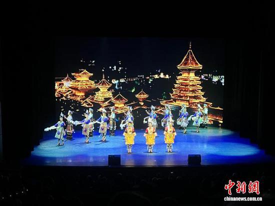 10月28日，多彩贵州艺术团在台湾新北市艺文中心演艺厅演出歌舞诗《多彩贵州·风行天下》。　中新网记者 路梅 摄