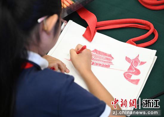 8月6日，学生在帆布包上创作。王刚&nbsp;摄