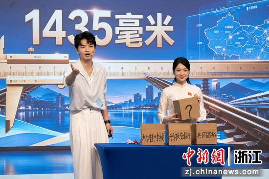 10月29日，来自越南的留学生武清心（右）与中国结对青年进行展示。中新社记者 吴君毅 摄