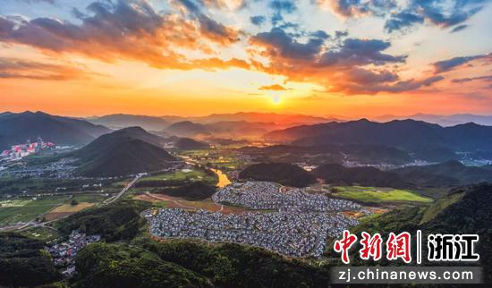 富阳区渌渚镇阆坞新村。杭州市生态环境局供图