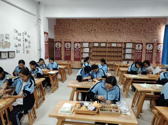 图为和田市第九中学开展学生社团活动。和田市第九中学供图
