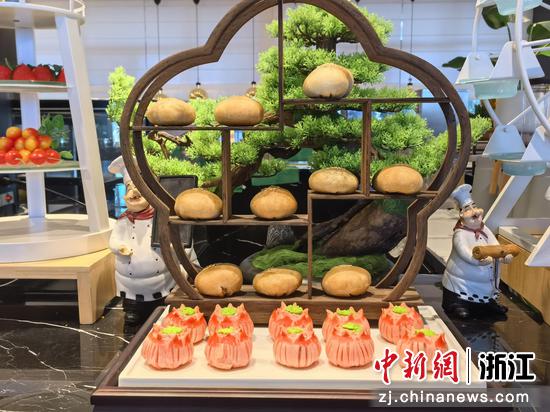 当地特产，伯温烧饼（中）。胡丰盛&nbsp;摄