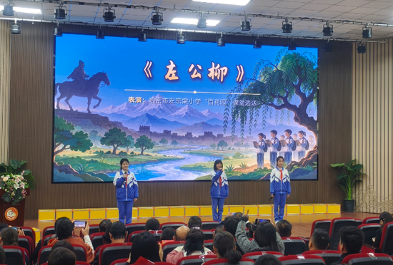 哈密市左宗棠小学学生带来经典诵读《左公柳》。哈密市融媒体中心记者 徐婉晴摄7
