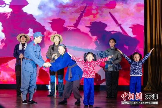 图为话剧《周爷爷的三声回响》表演现场。（南开大学供图）