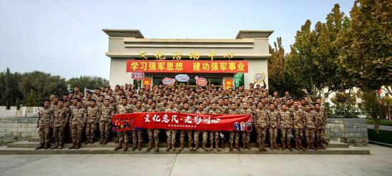 “文化惠民・光影润心” 优秀电影基层展演活动合影留念。