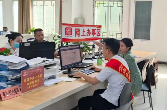 黎平县政务大厅网上办事区（高效办成一件事辅导区）正在为群众办理业务
