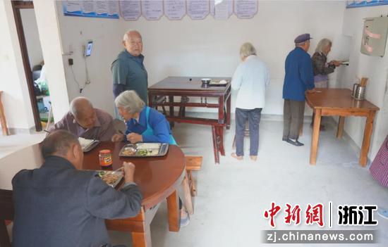 老人们在共享食堂就餐。浙江财开&nbsp;供图
