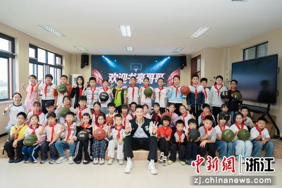 2026年10月，浙江平湖，林书豪开启“三分心”家乡公益行。平湖市委统战部供图
