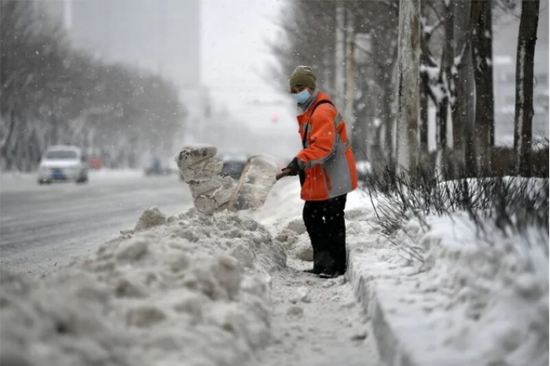 受冷空气影响，乌鲁木齐市迎来降雪天气，环卫工人开展清雪作业 来源：石榴云/新疆日报