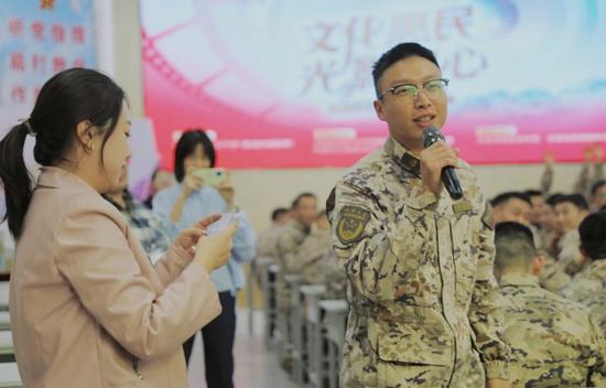 官兵积极参与互动问答。