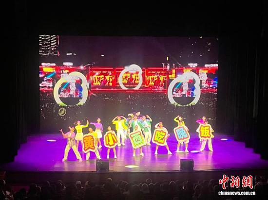 10月28日，多彩贵州艺术团在台湾新北市艺文中心演艺厅演出歌舞诗《多彩贵州·风行天下》。　中新网记者 路梅 摄