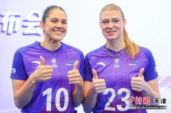 10月30日，天津渤海银行女排2026-2027中国女子排球超级联赛出征仪式暨新闻发布会在天津市人民体育馆举行。图为巴西外援娜塔莉亚·佩雷拉（左）与克罗地亚外援萨曼塔·法布里斯在出征仪式合影。记者 佟郁 摄