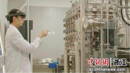 科研人员使用AR技术查看柔性智能食品中试产线工艺参数。（资料图，浙江大学长三角智慧绿洲创新中心供图）
