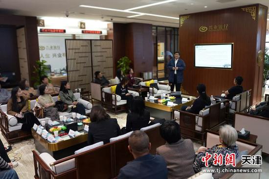 朱铭来剖析我国人口老龄化趋势，为长者普及养老金融规划。田孟轩 摄