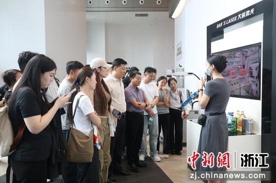学员们走访大族激光全球智造中心。主办方&nbsp;供图