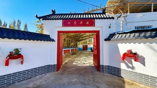 洛浦县多鲁镇阔尕其艾日克村移风易俗示范街上，各家门前根据爱好布置装扮，一户一特色。 努尔古再丽 摄