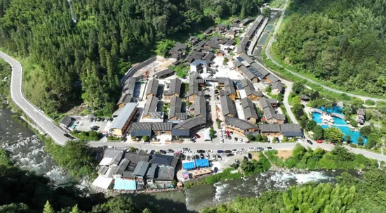 青山绿水间的桃花源社区 胡伟 供图