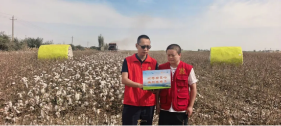 新疆移动网络优化人员在棉田现场进行网络测试。