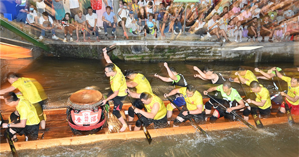 Villagers enhance night training for upcoming Dragon Boat Festival in Guangdong